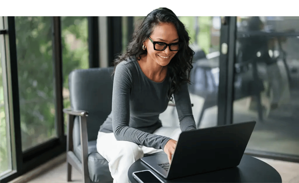 kvinde med laptop, der arbejder hjemmefra