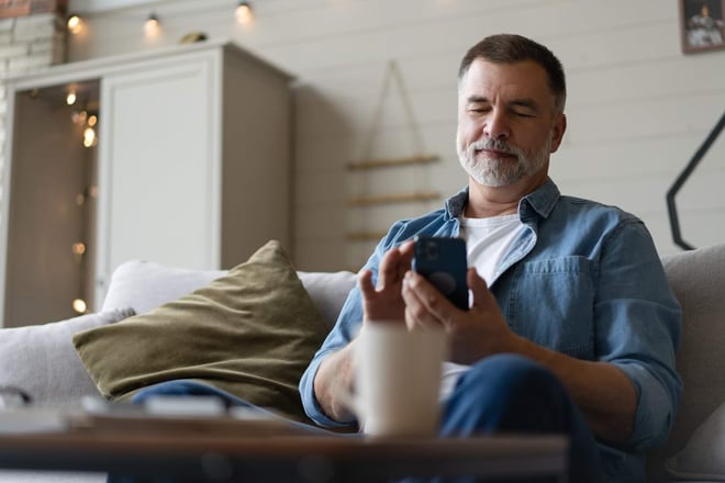 Mann mit Spielsucht füllt Fragebogen am Smartphone aus